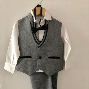 Boys Grey Suit with Vest and Bow Tie, size 2, NWT